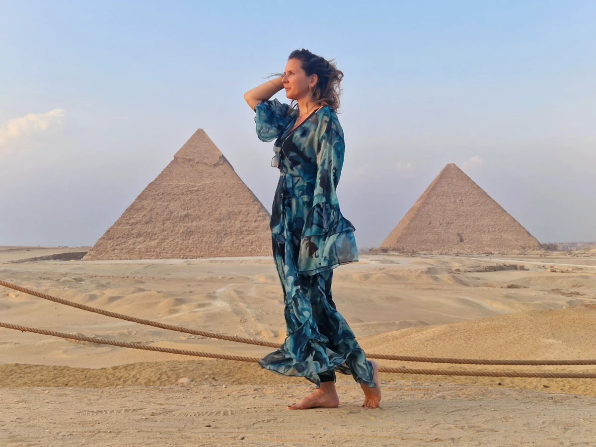 Loukia Papa standing barefoot before the pyramids of Giza